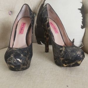 Betsey Johnson platform heel
